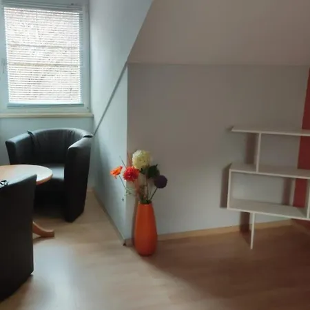 Studio-ferienhaus Mit Gartenumzaeunung Fuer Hunde